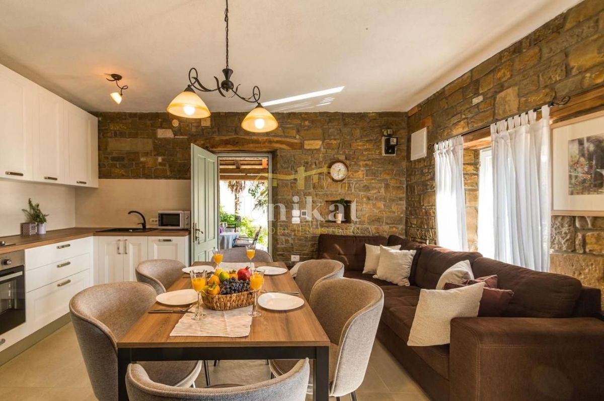 Prenovljena kamnita hiša s bazenom in pogledom na Motovun